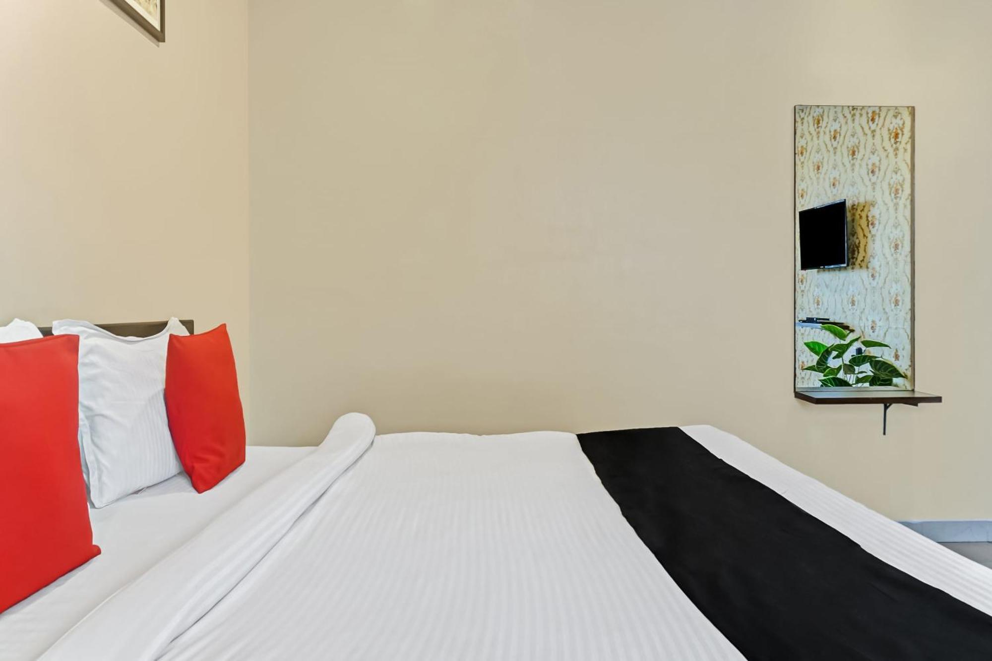 Hotel O Log Inn Plaza Near Eon It Park Poona Buitenkant foto