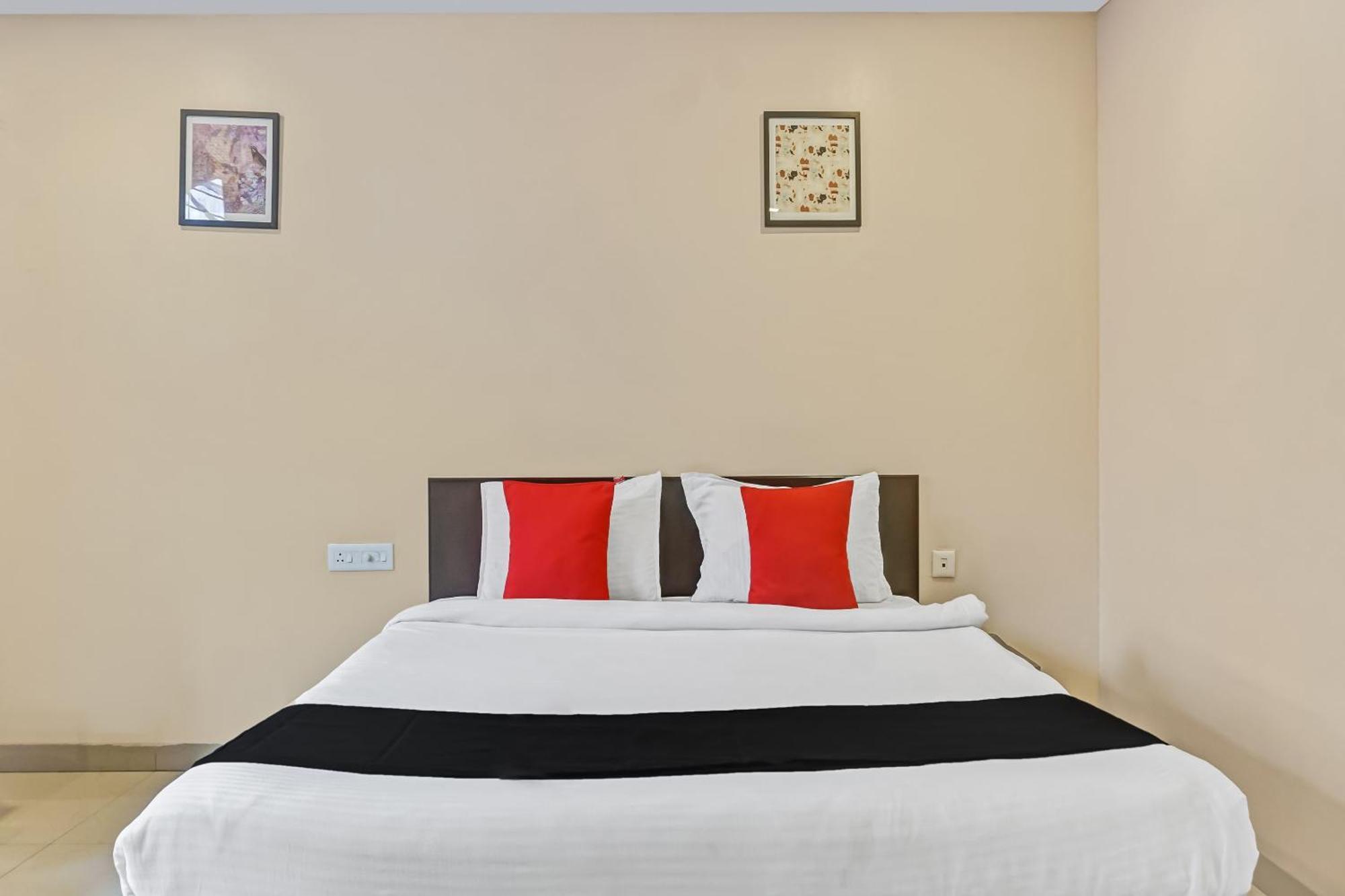 Hotel O Log Inn Plaza Near Eon It Park Poona Buitenkant foto