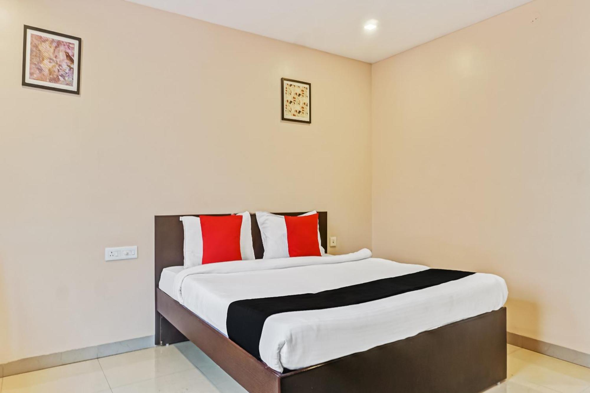 Hotel O Log Inn Plaza Near Eon It Park Poona Buitenkant foto