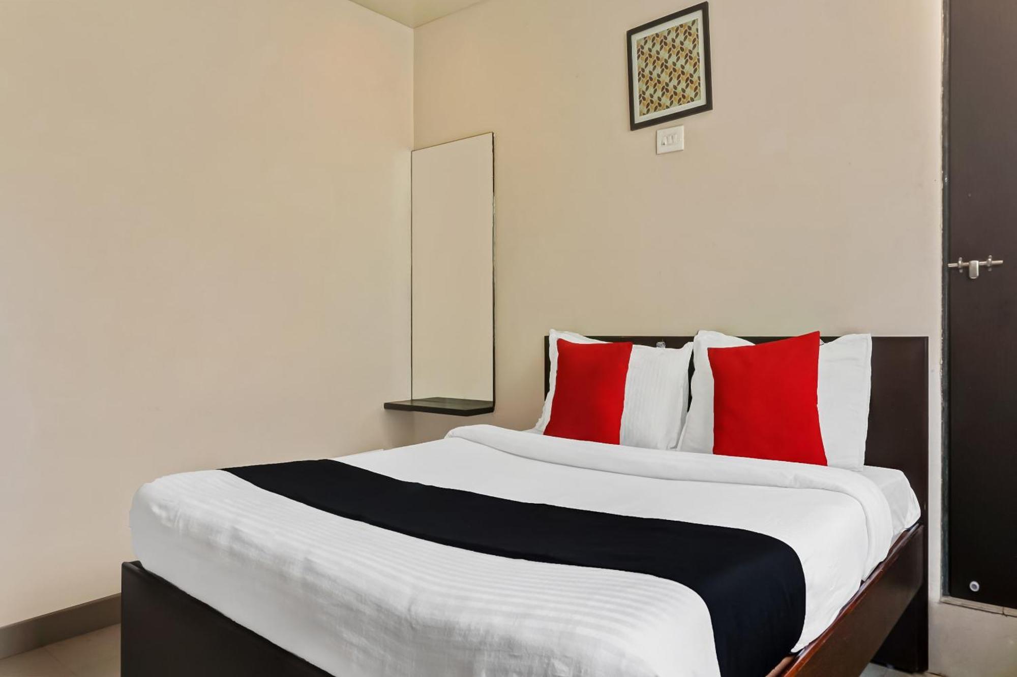 Hotel O Log Inn Plaza Near Eon It Park Poona Buitenkant foto